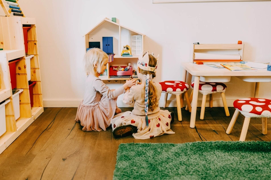 Zwei Mädchen sind im Wartezimmer der Kinderzahnarztpraxis Villa Mundgesund in Bamberg ins Spielen vertieft