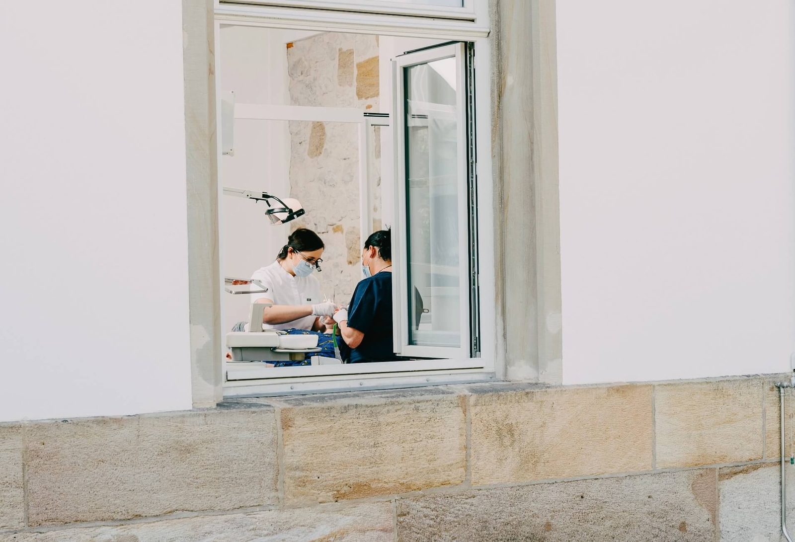 Der Blick in die Zahnarztpraxis Villa Mundgesund in Bamberg zeigt Zahnärztin Dr. Simona Braun bei der Arbeit.