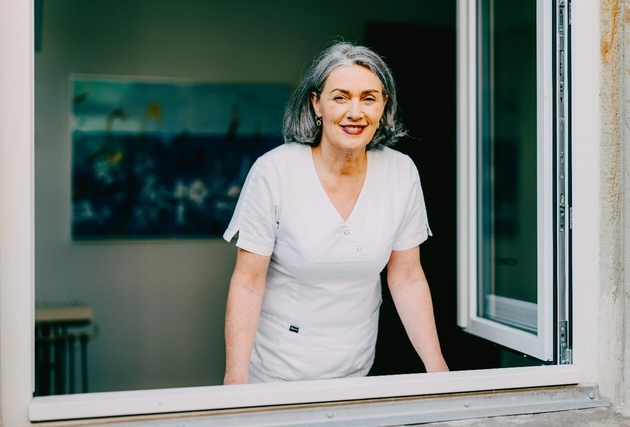 Dr. Dorothea Hubert, Zahnärztin in der Zahnarztpraxis Villa Mundgesund auf der Elba Insel in Bamberg, lehnt sich aus dem Fenster.
