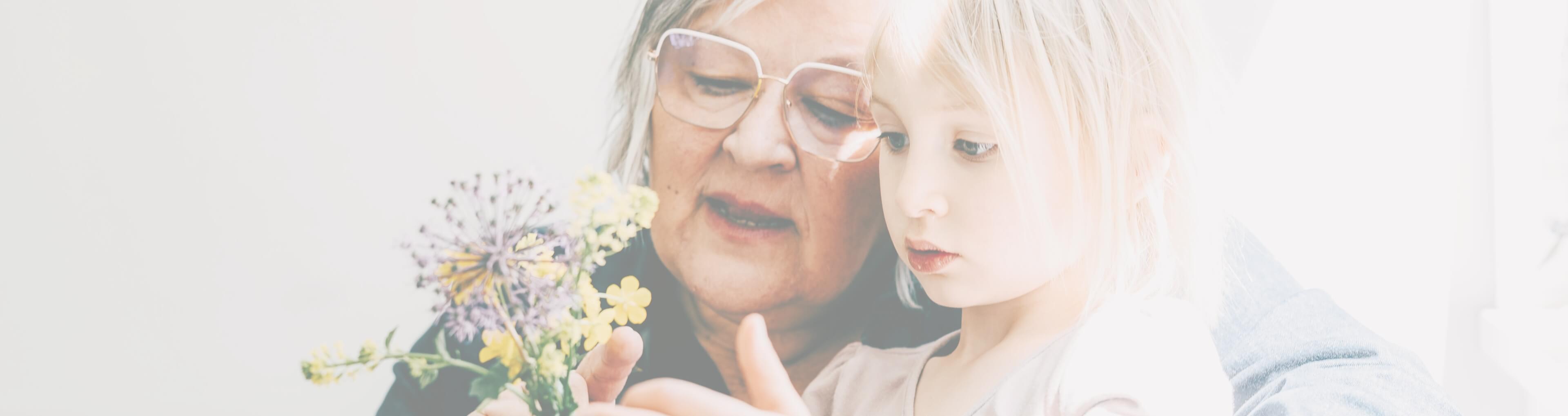 Eine alte und eine junge Patientin – Villa Mundgesund ist die Zahnarztpraxis für Jung und Alt in Bamberg.